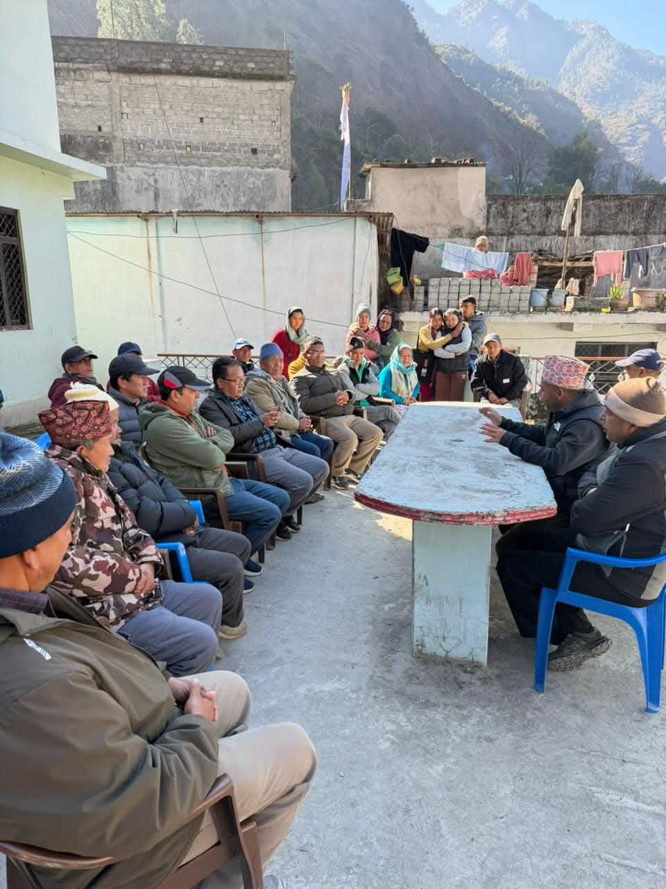 ब्याँस २ का स्थानीय संग काङ्ग्रेसका उम्मेदवार जोशीको भेटघाट, अत्यधिक मत दिने स्थानीयले गरे बाचा