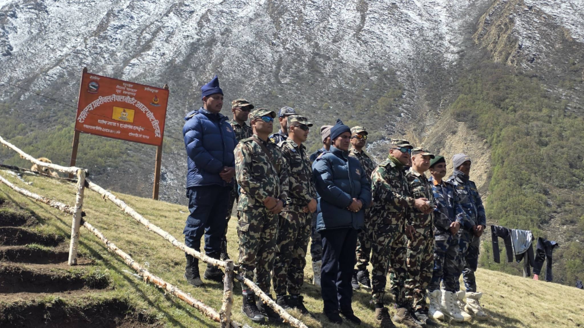 टिंकर सडक अनुगमन निरीक्षण गर्दै टिंकर भञ्ज्याङ पुग्यो नेपाली सेनाको टोलि ।