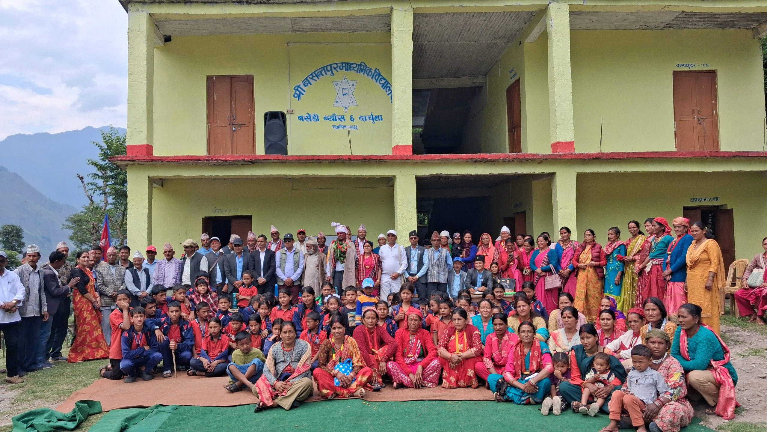 ४० बर्ष शिक्षामा जीवन समर्पण गरेका शिक्षक खातीकाे सम्मान सहित विदाई