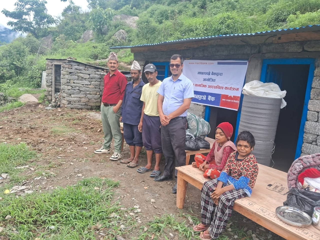 माछापुच्छ्रे बैंकको CSR: अपाङ्ग छोरी भएका जयानन्द जोशीको घर पुनर्निर्माण, आवश्यक सामग्री हस्तान्तरण