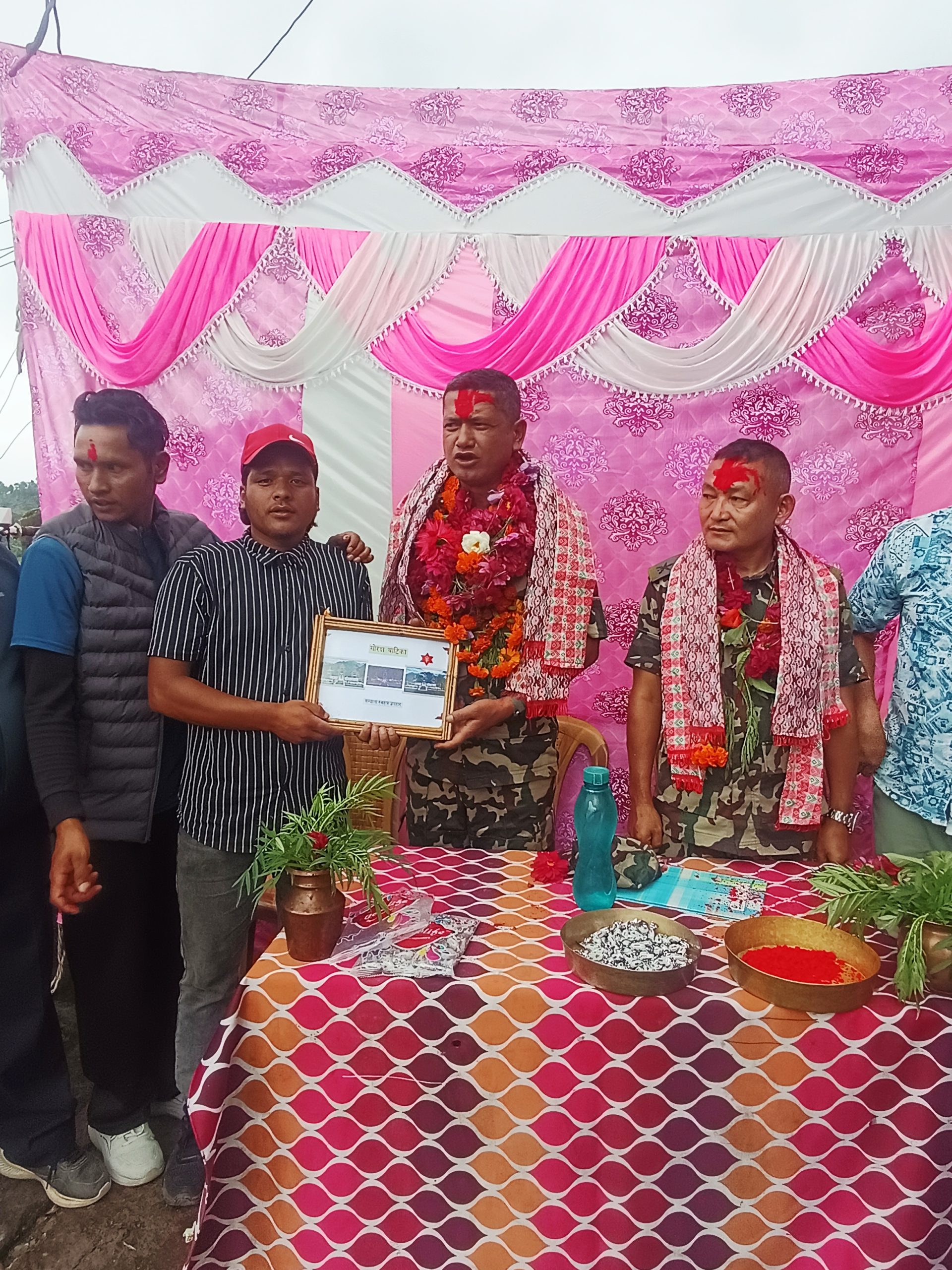 ब्याँसका स्थानीय द्वारा टिंकर सडक आयोजनाका प्रमुख कर्णेल कट्वालको सम्मान सहित बिदाइ ।