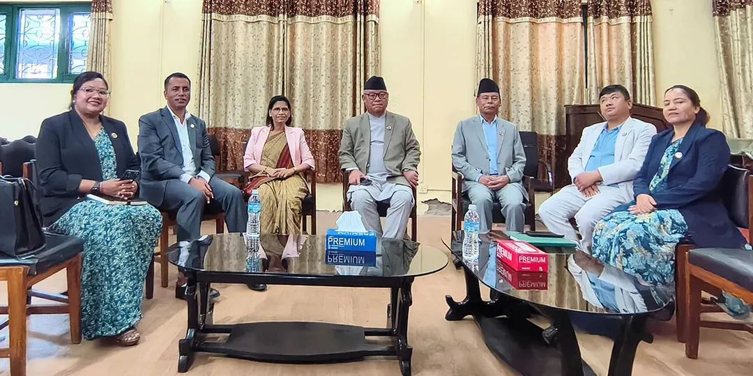 सिंहदरबारमा प्रमुख प्रतिपक्षी दलहरुको बैठक सुरु ।